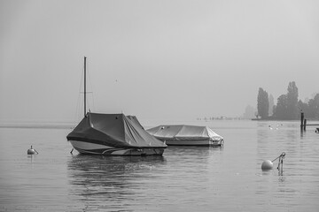 Boote vor Anker auf dem Bodensee 