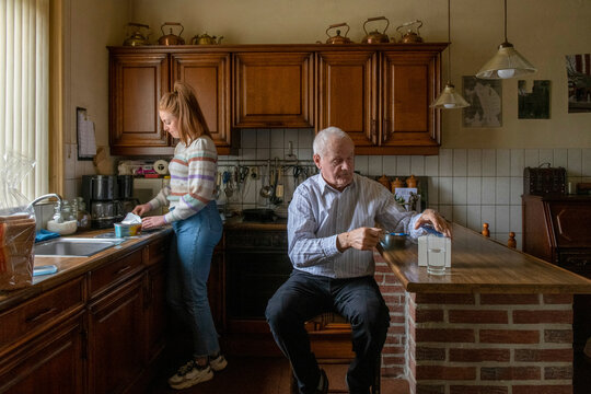 elderley man with assisted living woman organising breakfast