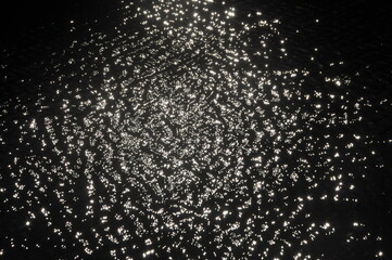 reflexo brilhante de luz do sol em lagoa 