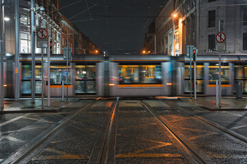 tram in ireland at night - obrazy, fototapety, plakaty