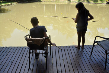 crianças pescando peixes 