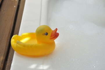 patinho amarelo de borracha em jacuzzi de espuma em spa 