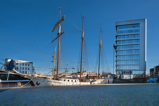 Gro&szlig;segler im Harburger Binnenhafen