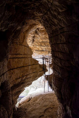 sentiero all'interno di caverna
