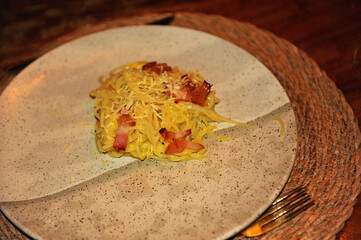 macarrão a carbonara com pedaças de bacon deliciosos