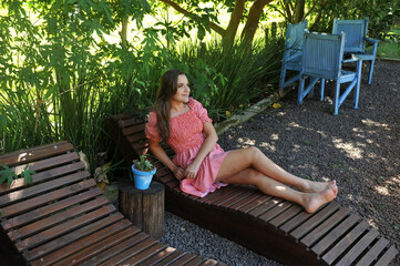 beldade sorridente relaxando em férias no interior 