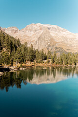 Fototapeta na wymiar mountain reflection in the lake