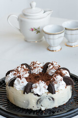 Postre de leche con decoración de crema chantilly y galletas de chocolate