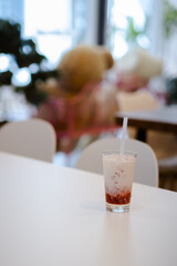 Obraz na płótnie Canvas glass of Strawberry latte with ice