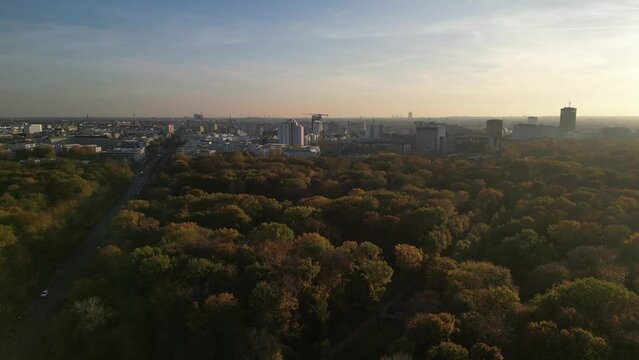 Berlin Siegess&auml;ule Dohnenflug bei Sonnenuntergang
