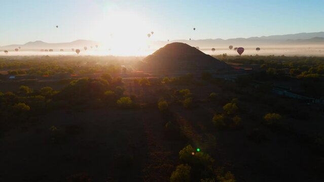 Piramide del Sol Teotihuacan al amanecer vista desde el cielo con globos aerostaticos volando 