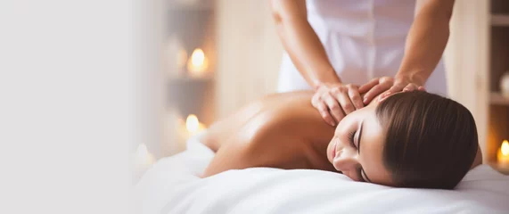 Verduisterende rolgordijnen zonder boren Schoonheidssalon Professional spa salon massage banner. Close-up of pretty woman relaxing and getting spa massage treatment at beauty spa salon. Spa skin and body care. Skin beauty treatment. Cosmetology. Copy space