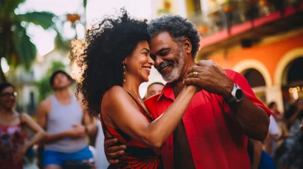 Crédence de cuisine en verre imprimé Havana Couple dancing salsa in Havana