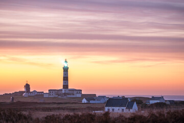 Phare au lever du jour sur l'île d'Ouessant en Bretagne © jmbreizh