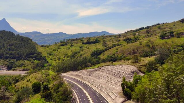 Video a&eacute;reo tomado sobre la carretera conocida como "Conexi&oacute;n Pac&iacute;fico 1" que comunica al Municipio de Amag&aacute; con el corregimiento de Bolombolo.