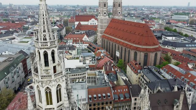 Neues Rathaus und Frauenkirch M&uuml;nchen &Uuml;berflug