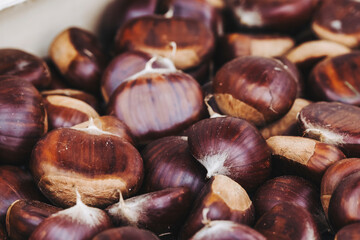 Close-up sur des châtaignes en vente dans un marché de producteur