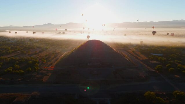 Piramide de teotihuacan al amanecer con globos aerostaticos 