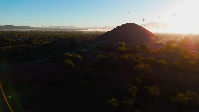 Piramide de teotihuacan al amanecer con globos aerostaticos 