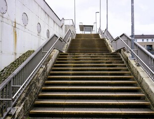 Große breite Steintreppe auf Bahnhofsgelände in Stadt am Morgen im Winter