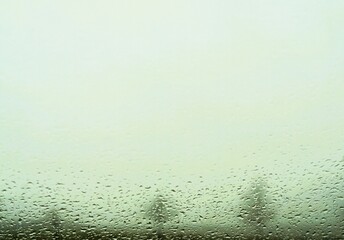 Abstraktes Motiv mit Regentropfenmuster vor Baumreihe und weißem Himmel bei Regen, Sturm und Kälte am Morgen im Winter