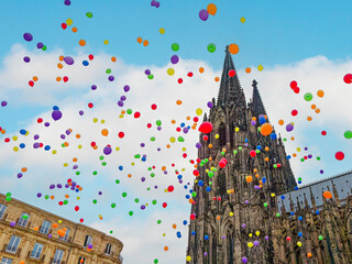 Bunte Ballons steigen vor dem Dom auf