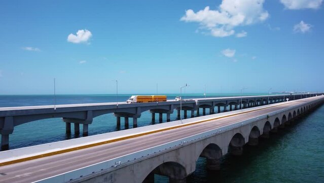 Trailer sobre muelle Merida playa progreso Yucatan