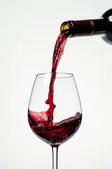 Fotobehang Elegantes Rotwein-Gießen auf weißem Hintergrund © AI Artisan