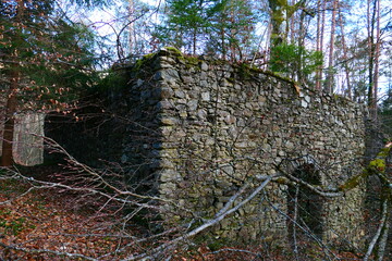 Mauerreste, alte Kirche