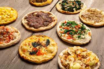 Diversos tipos de esfirra a típica comida arabe originária do Líbano e da Síria. Com diversos tipos de recheio


