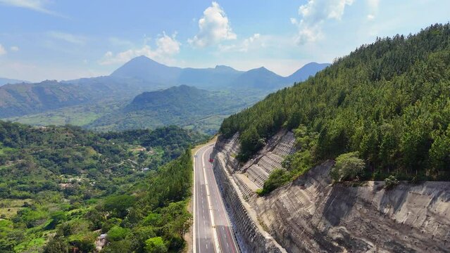 Video a&eacute;reo tomado sobre la carretera conocida como "Conexi&oacute;n Pac&iacute;fico 1" que comunica al Municipio de Amag&aacute; con el corregimiento de Bolombolo.