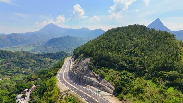 Video a&eacute;reo tomado sobre la carretera conocida como "Conexi&oacute;n Pac&iacute;fico 1" que comunica al Municipio de Amag&aacute; con el corregimiento de Bolombolo.