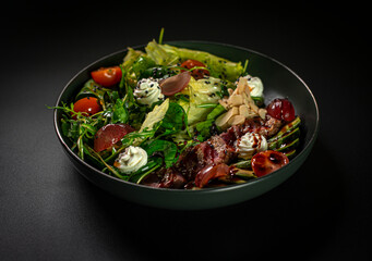 Salad with tuna and greens