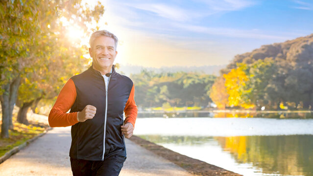 Mann mittleren Alters beim Joggen in der Natur 