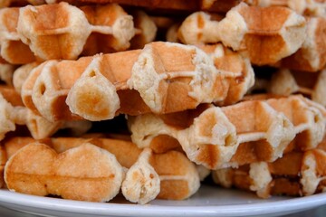 Des gaufres françaises posées dans une assiette  