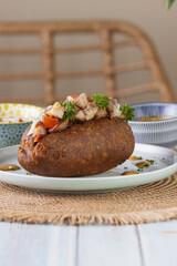 Corviche de verde relleno de carne de chancho en su interior con ensalada de tomate y cebolla y salsas, bocado típico ecuatoriano