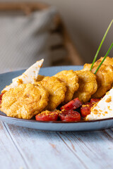 Patacón con queso criollo y longaniza, plato típico ecuatoriano, macro vertical para redes sociales