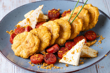 Patacón con queso criollo y longaniza, plato típico ecuatoriano, de cerca