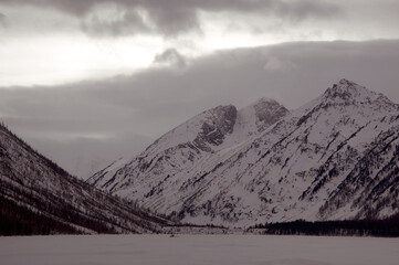 Obraz premium Snow-covered winter mountain lake, Russia, Siberia, Altai mountains.