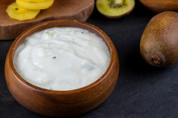 making creamy yogurt with kiwi fruit