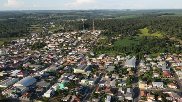 Vis&atilde;o a&eacute;rea de cidade do interior do Paran&aacute; - Ipiranga