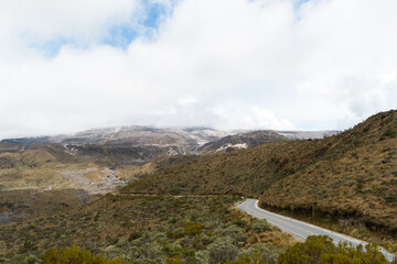 Fotografías de paisaje visto por la vía al parque nacional natural de los nevados en colombia, con sus frailejones, su clima frío, nieve y lagunas. 