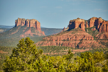 Fototapeta premium Sedona Red Rock Cliffs and Green Vegetation Under Blue Sky