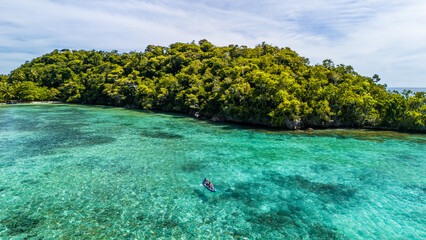 Fototapeta na wymiar Kayaking through Fiji lagoon