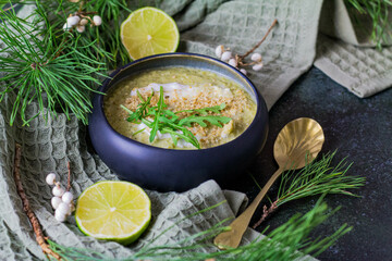 Bol  japonais de soupe de légumes verts, sur un torchon vert céladon