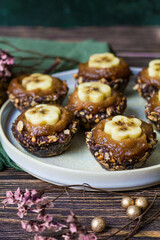 Assiette de bouchées saines à la banane et aux flocons d'avoine