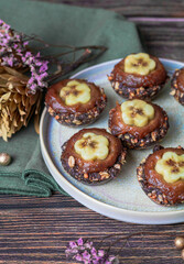 Assiette de bouchées saines à la banane et aux dattes