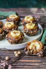 Bouchées végétaliennes à la banane dans une assiette