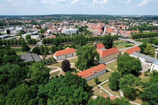Elsterwerda, Elsterschlossgymnasium mit Stadt 2023