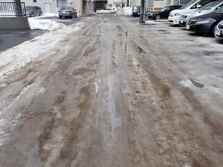 雪解け進む住宅街の生活道路（北海道札幌市豊平区）
